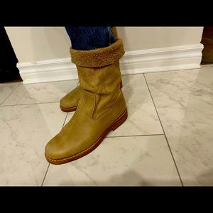 SOLD! Roots women’s tan leather ankle boots w/suede cuff & interior.